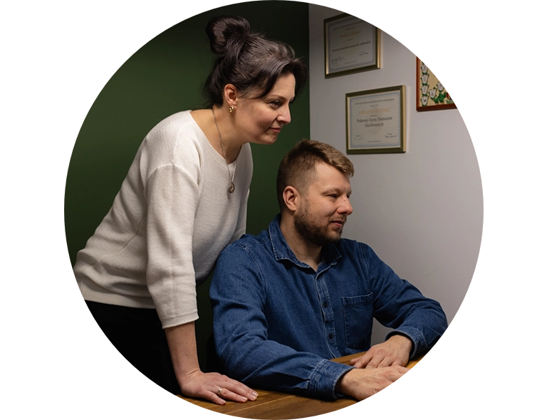 kobieta i&nbsp;mężczyzna przy monitorze